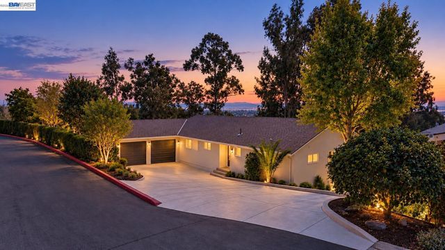 1069 Central Blvd, Hayward, CA 94542
