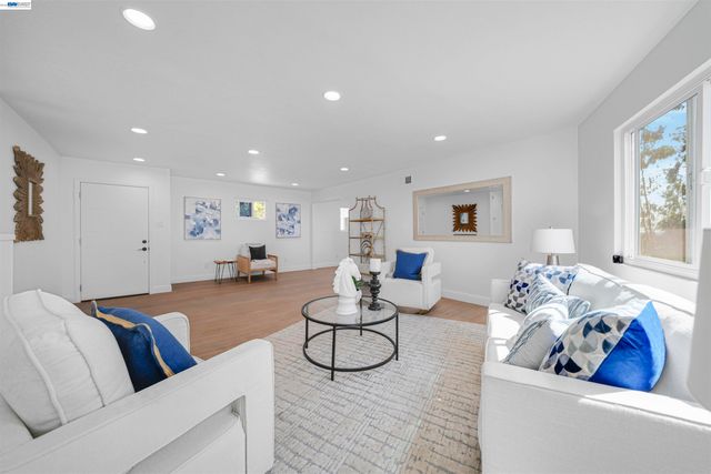 1069 Central Blvd, Hayward, CA 94542