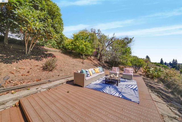 1069 Central Blvd, Hayward, CA 94542
