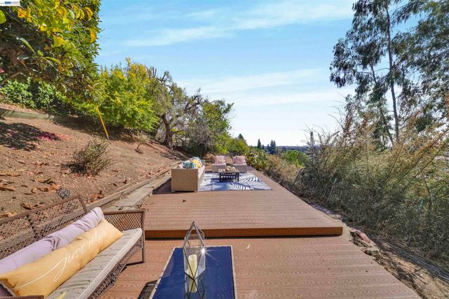 1069 Central Blvd, Hayward, CA 94542