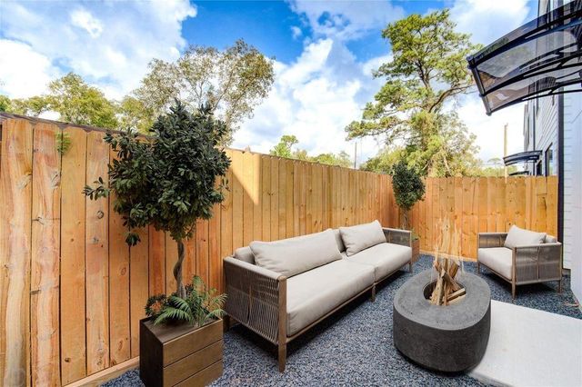 6121 Pacific Forest Drive, Houston, TX 77091