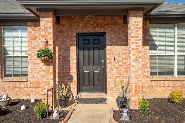 2715 Tori Oak Trail, Corinth, TX 76210