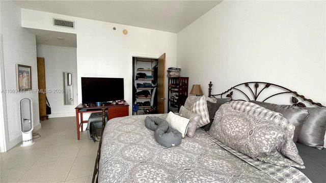 1060 Brickell Ave 4207, Miami, FL 33131