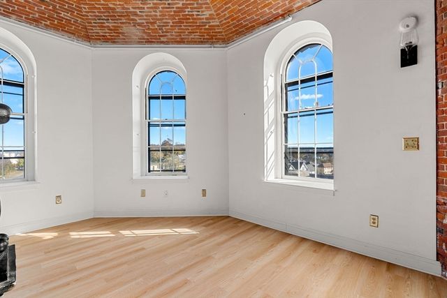 201 Thorndike 2-312, Lowell, MA 01852