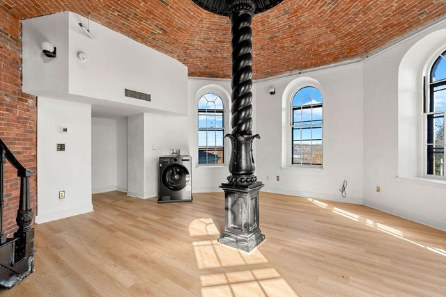 201 Thorndike 2-312, Lowell, MA 01852