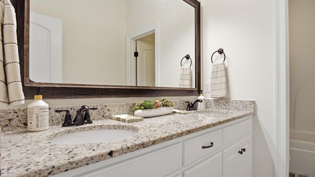 8929 Greenleaves Dr, Denham Springs, LA 70726