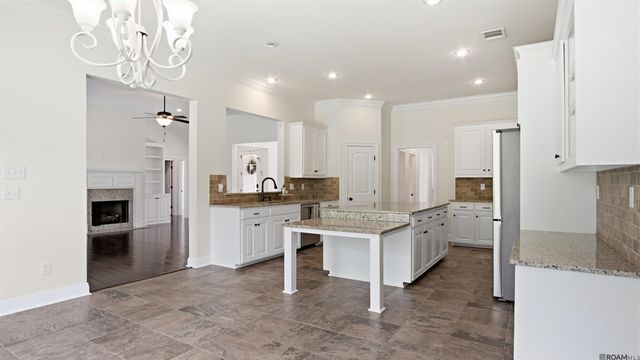 8929 Greenleaves Dr, Denham Springs, LA 70726