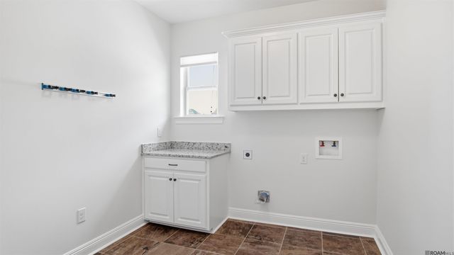 8929 Greenleaves Dr, Denham Springs, LA 70726