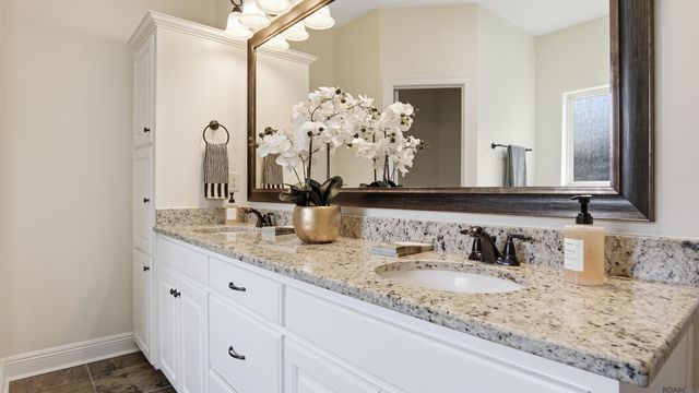8929 Greenleaves Dr, Denham Springs, LA 70726