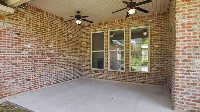 8929 Greenleaves Dr, Denham Springs, LA 70726