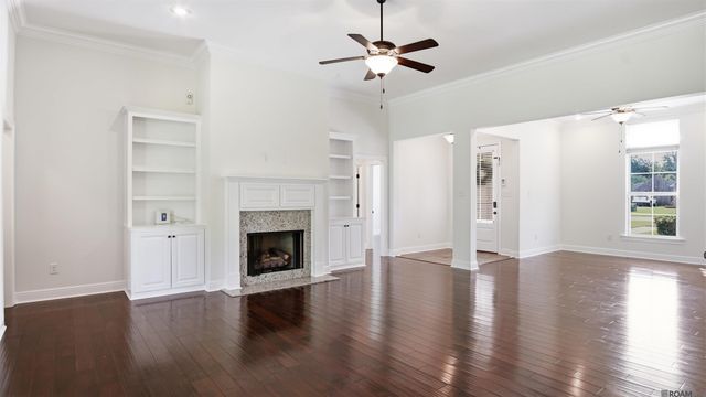 8929 Greenleaves Dr, Denham Springs, LA 70726