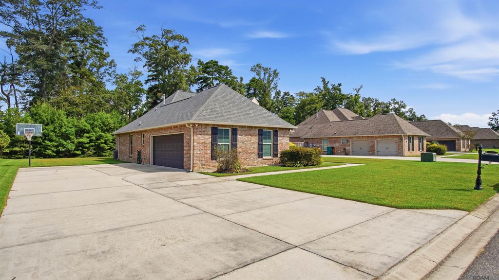 8929 Greenleaves Dr, Denham Springs, LA 70726