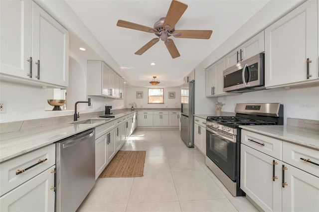681 AVENIDA DE MAYO, Sarasota, FL 34242