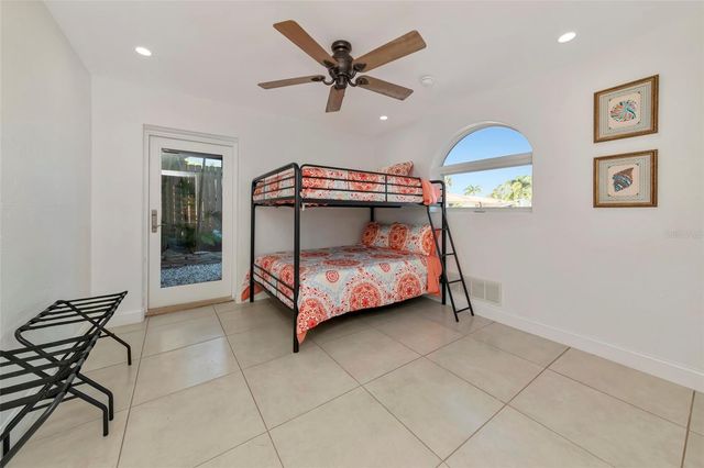 681 AVENIDA DE MAYO, Sarasota, FL 34242