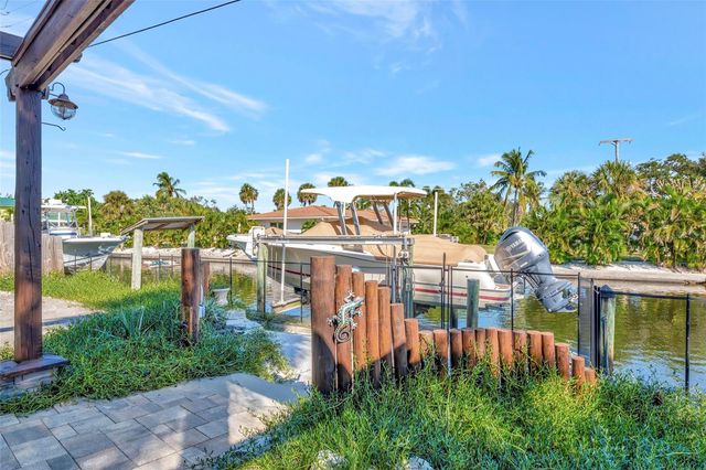 681 AVENIDA DE MAYO, Sarasota, FL 34242