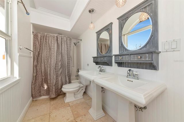 681 AVENIDA DE MAYO, Sarasota, FL 34242