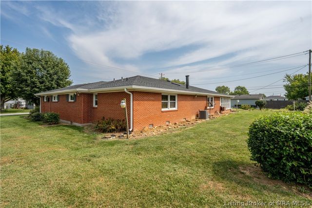 499 Allhands Avenue, Sellersburg, IN 47172