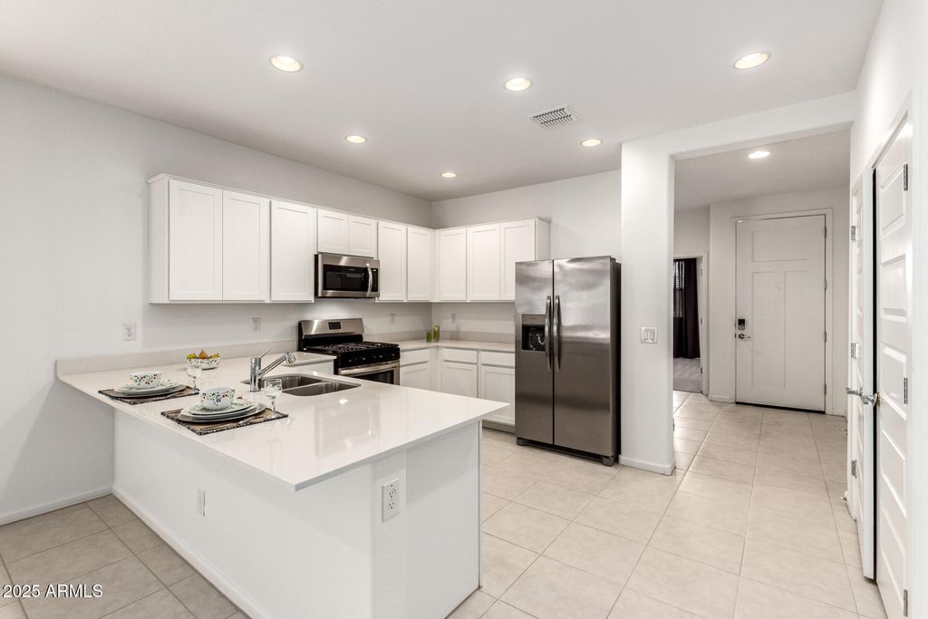 12524 W TRUMBULL Road, Avondale, AZ 85323 — photo 4