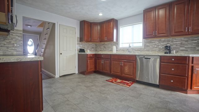 41 Olive St, Springfield, MA 01109