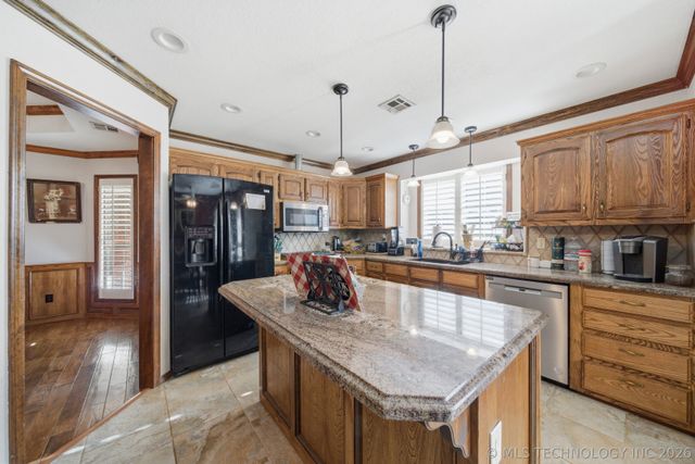 1803 Sleepy Hollow Road, Okmulgee, OK 74447