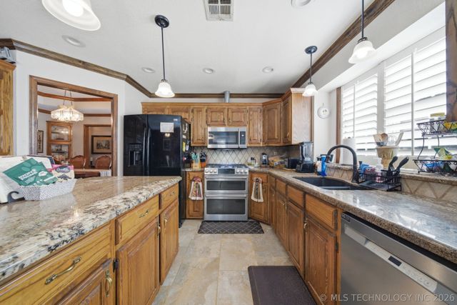 1803 Sleepy Hollow Road, Okmulgee, OK 74447
