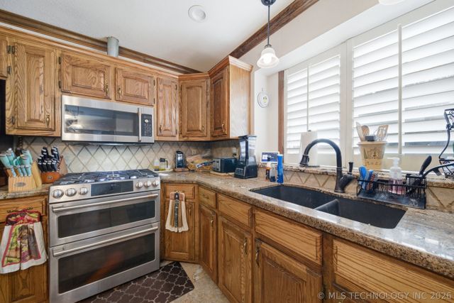 1803 Sleepy Hollow Road, Okmulgee, OK 74447