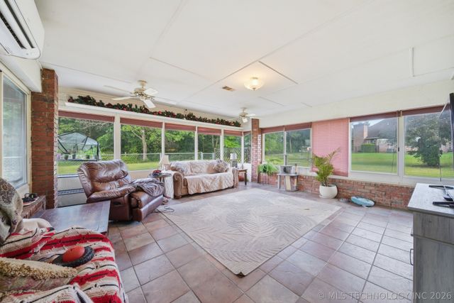 1803 Sleepy Hollow Road, Okmulgee, OK 74447