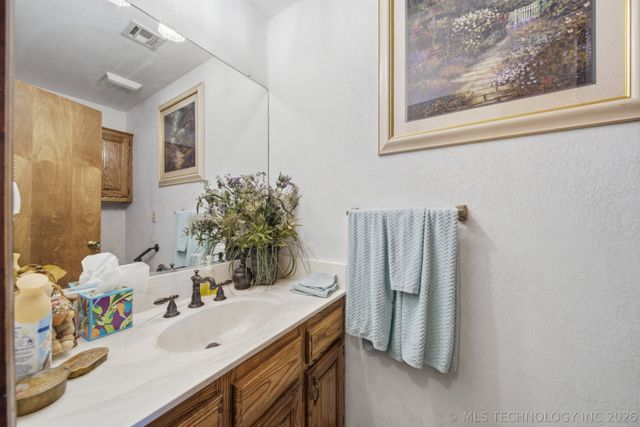 1803 Sleepy Hollow Road, Okmulgee, OK 74447