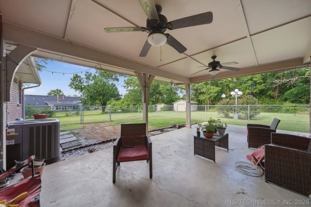 1803 Sleepy Hollow Road, Okmulgee, OK 74447