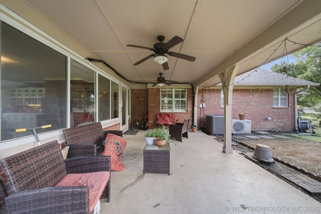 1803 Sleepy Hollow Road, Okmulgee, OK 74447