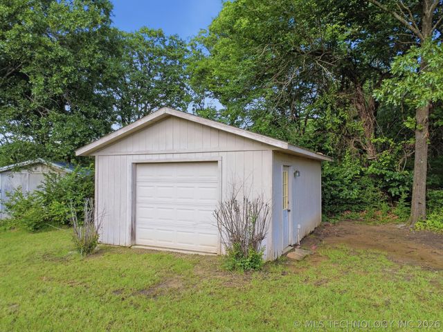 1803 Sleepy Hollow Road, Okmulgee, OK 74447