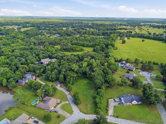 1803 Sleepy Hollow Road, Okmulgee, OK 74447