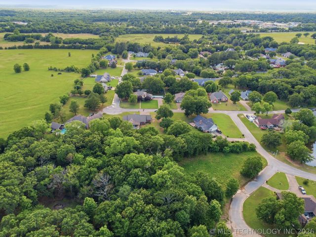 1803 Sleepy Hollow Road, Okmulgee, OK 74447