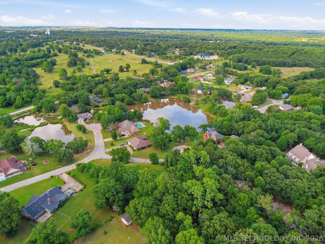 1803 Sleepy Hollow Road, Okmulgee, OK 74447