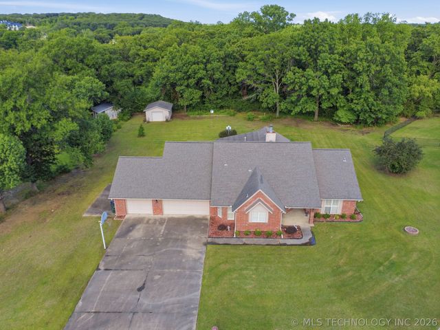 1803 Sleepy Hollow Road, Okmulgee, OK 74447