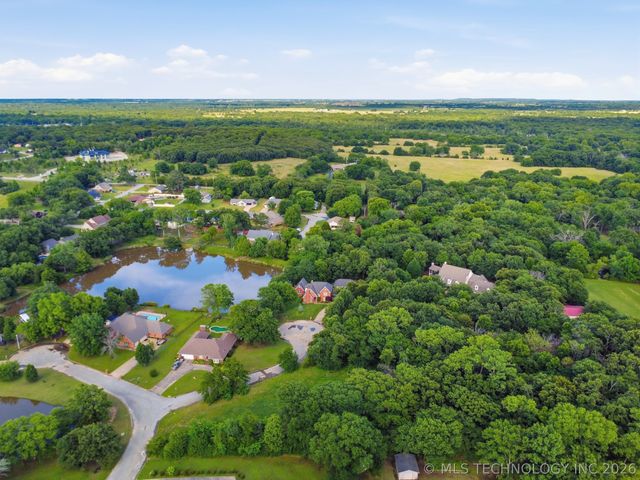 1803 Sleepy Hollow Road, Okmulgee, OK 74447