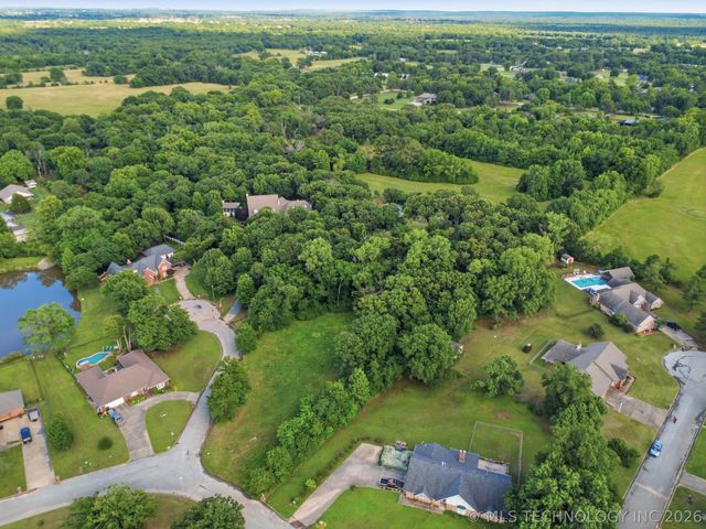 1803 Sleepy Hollow Road, Okmulgee, OK 74447