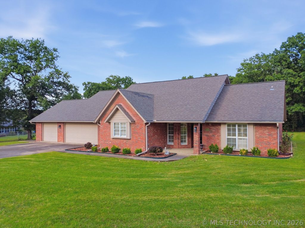 1803 Sleepy Hollow Road, Okmulgee, OK 74447