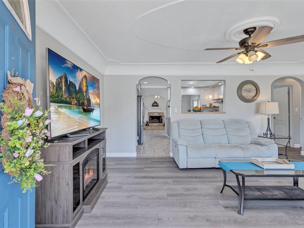 Image 3 of property listing at 4451 14TH AVENUE N, St Petersburg, FL 33713