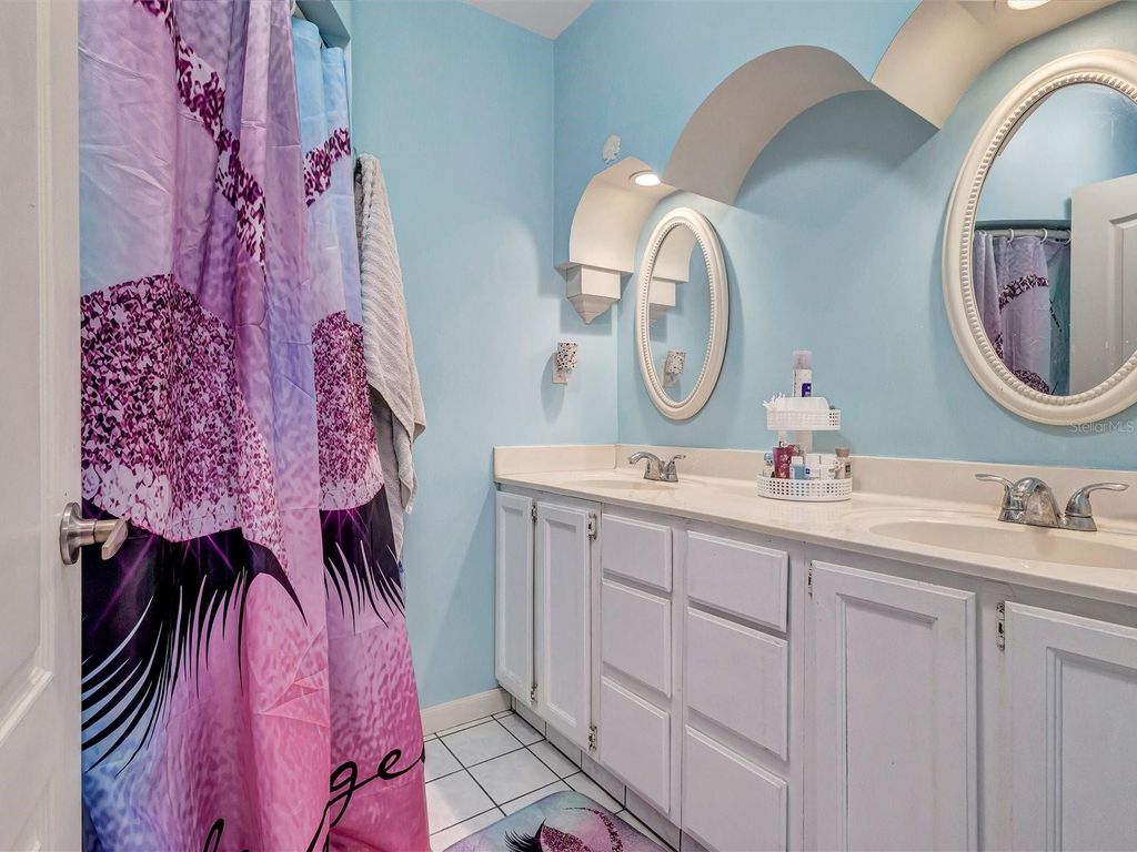 Image 21 of property listing at 4451 14TH AVENUE N, St Petersburg, FL 33713