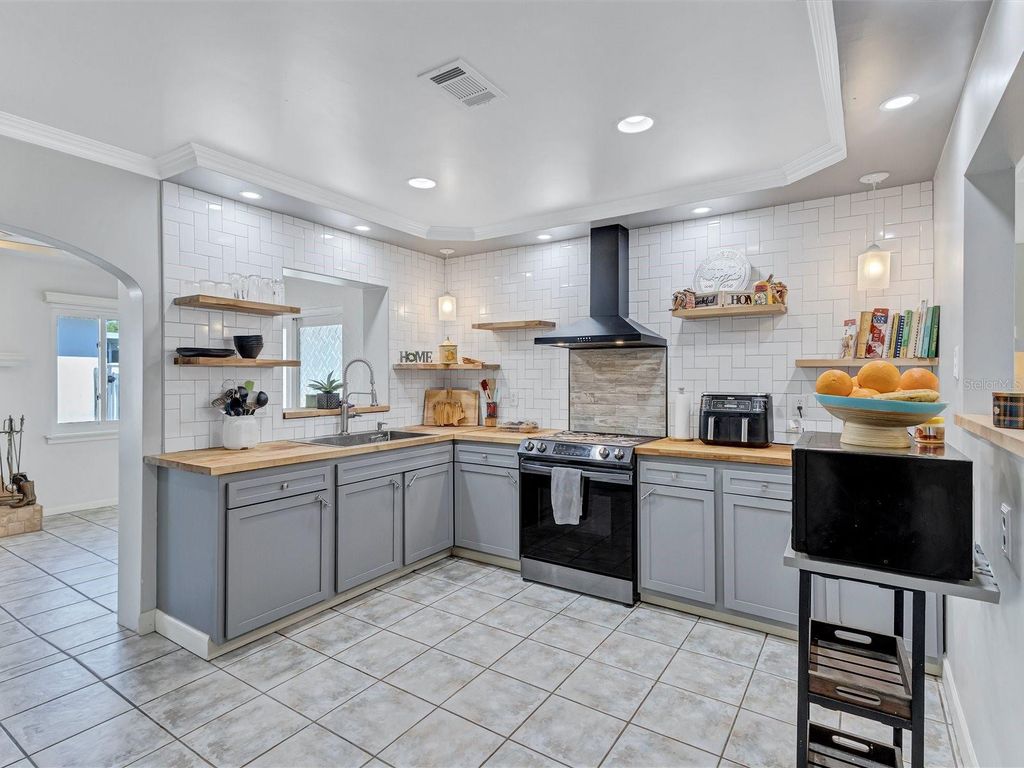 Image 6 of property listing at 4451 14TH AVENUE N, St Petersburg, FL 33713