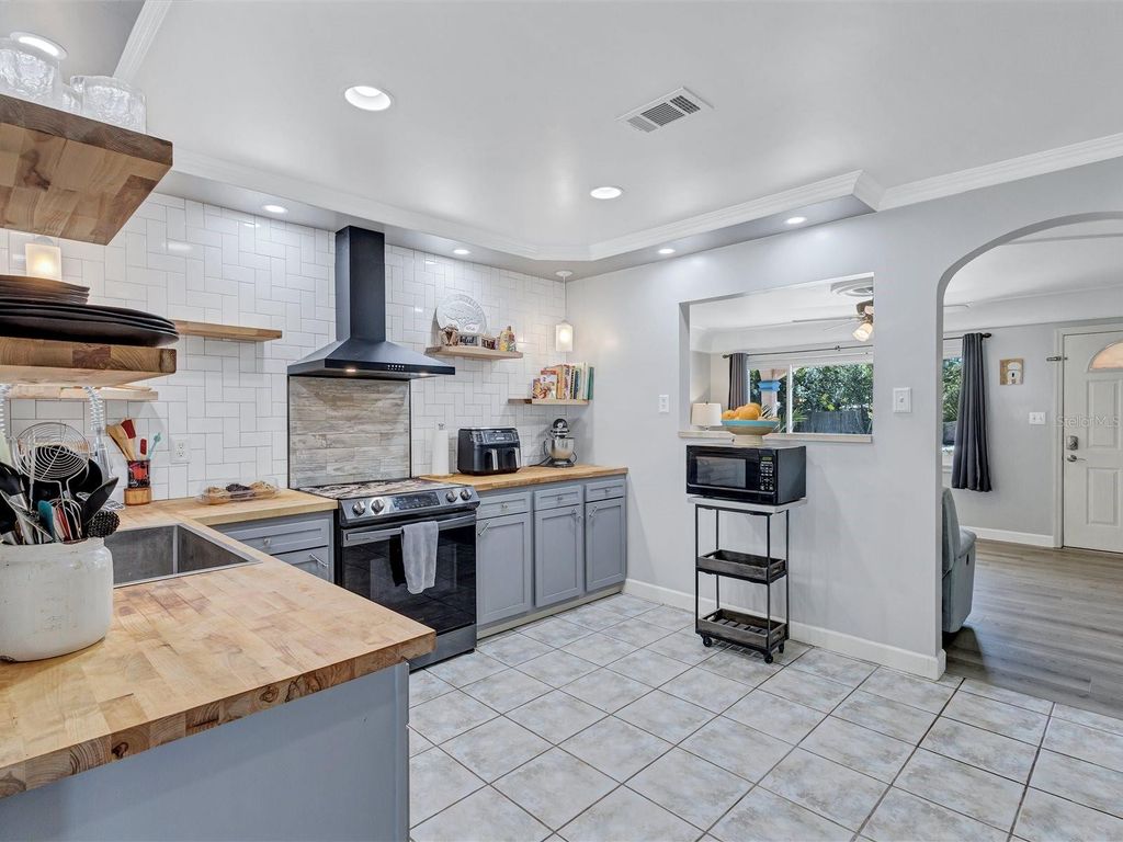 Image 8 of property listing at 4451 14TH AVENUE N, St Petersburg, FL 33713