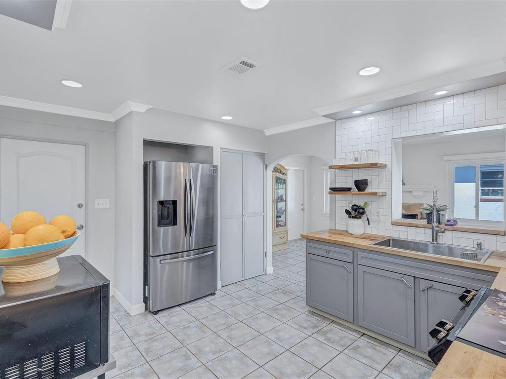 Image 9 of property listing at 4451 14TH AVENUE N, St Petersburg, FL 33713