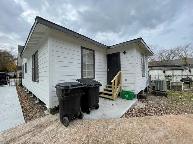 827 Booth Street, Houston, TX 77009