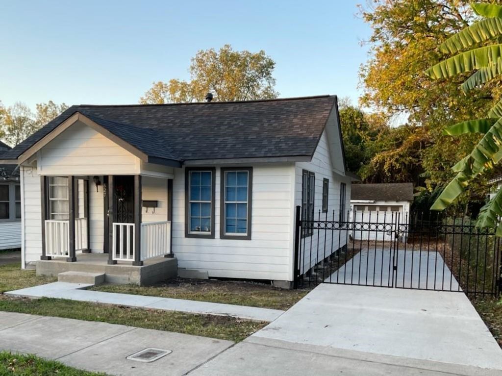 827 Booth Street, Houston, TX 77009