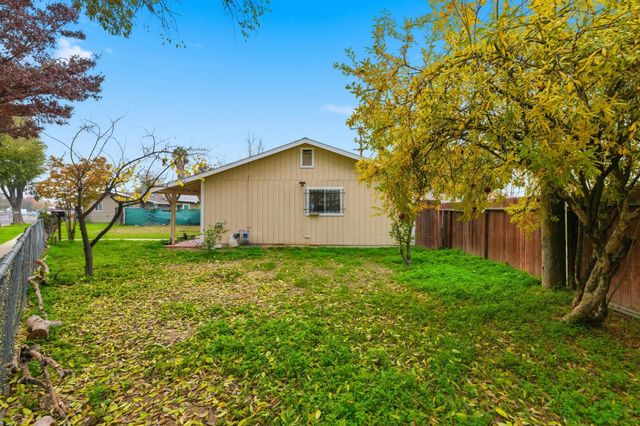 411 Sierra Dr, Modesto, CA 95351
