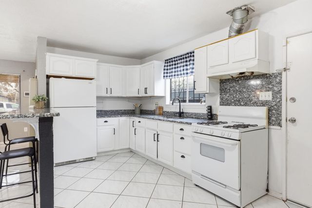 411 Sierra Dr, Modesto, CA 95351