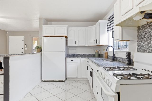 411 Sierra Dr, Modesto, CA 95351