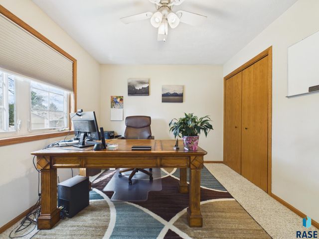 5936 S Lois Ln Lane, Sioux Falls, SD 57108