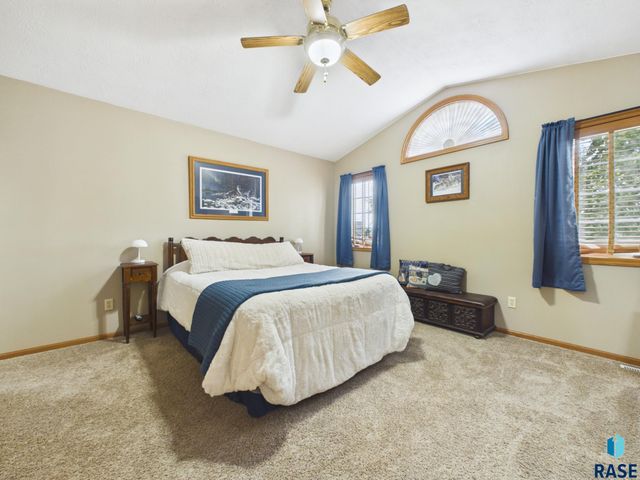 5936 S Lois Ln Lane, Sioux Falls, SD 57108